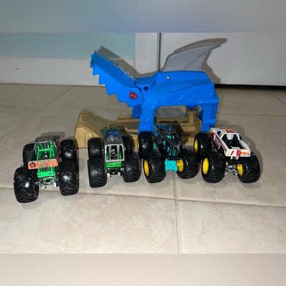 Hot Wheels Monster Jam Truck Pit & Launch Playset Cars shark grave digger - Picture 7 of 7